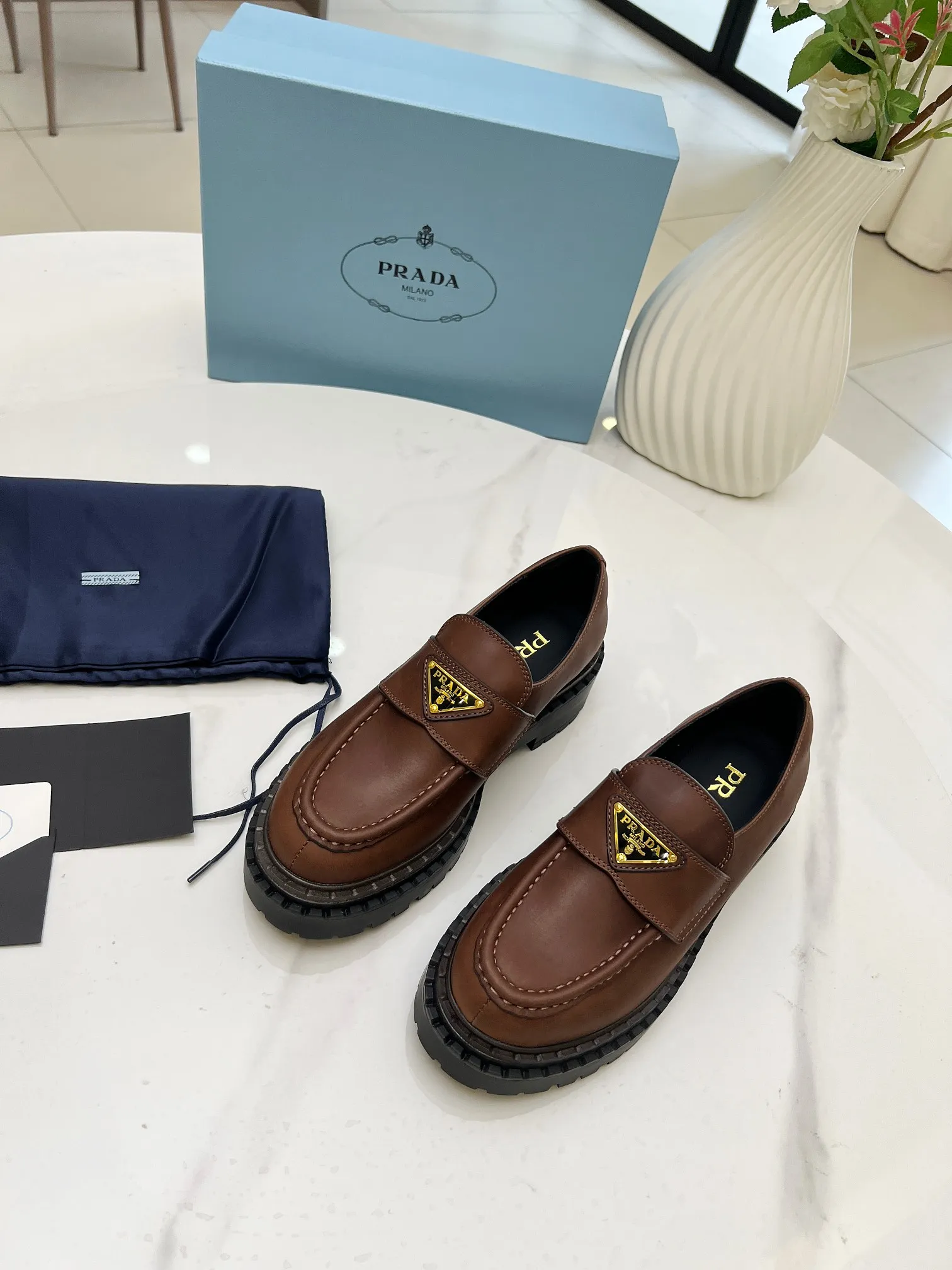👟👟Ex-factory price 560👟👟 𝐏𝐑𝐀𝐃𝐀#Prada Thick-soled Retro Beef Tendon Triangular Loafers Fashionable Thick-soled Casual Motorcycle Loafers Unique taste, everyone loves them and they are easy to control. They are popular every year. There are also versatile classic shoe lasts that are enough to conquer you. Wear them to increase your height and leisure. It is simple and handsome on the feet. The fabric is imported calfskin, the lining of the foot pads is soft and delicate, the rubber foam original sole, the outsole height is 5CM, the standard code number: 35-40 (41 customized, non-refundable)